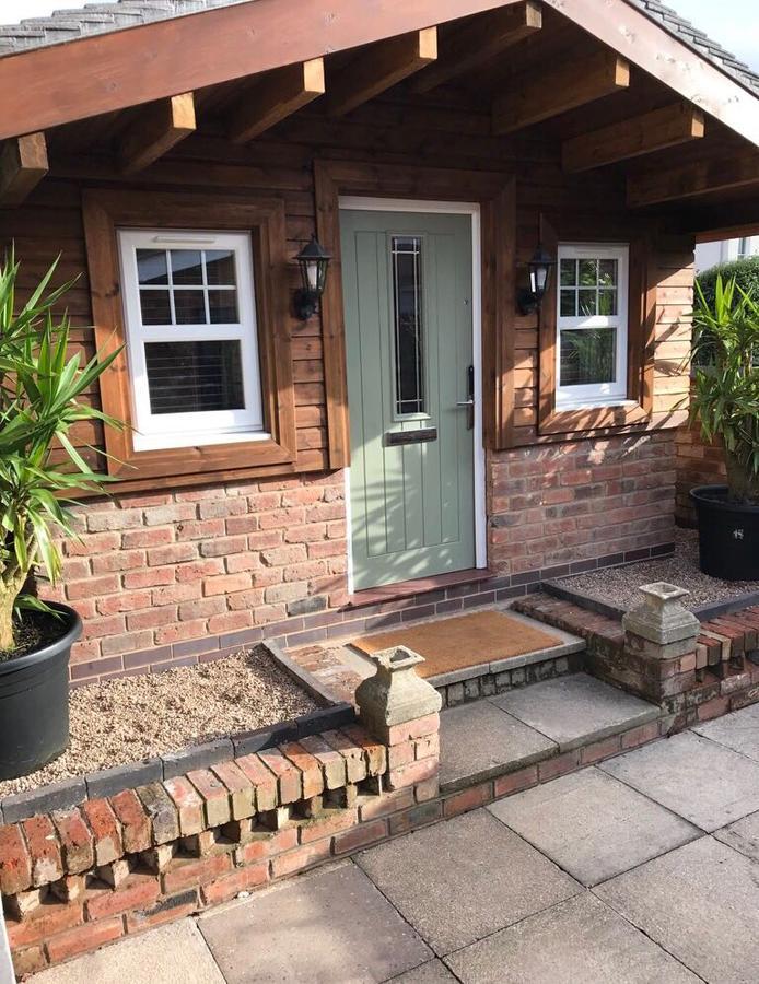 Boutique Garden Lodge @ The Larches Wolverhampton Extérieur photo