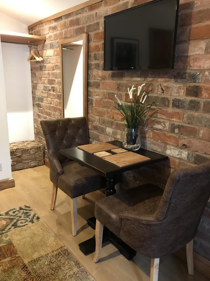 Boutique Garden Lodge @ The Larches Wolverhampton Extérieur photo