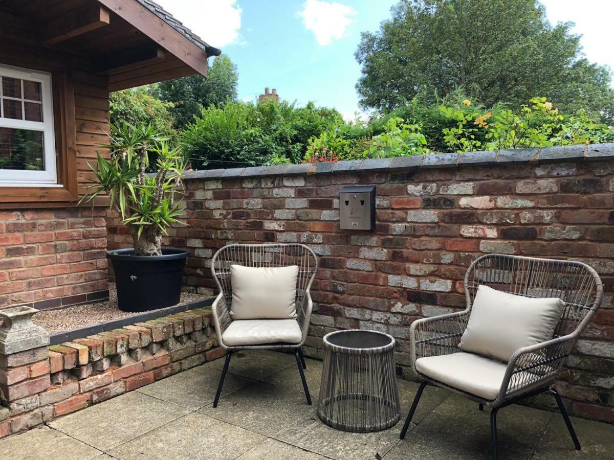 Boutique Garden Lodge @ The Larches Wolverhampton Extérieur photo
