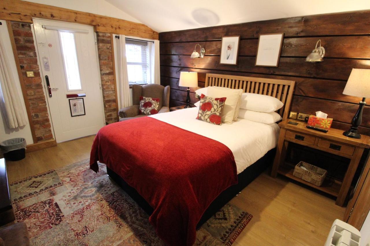 Boutique Garden Lodge @ The Larches Wolverhampton Extérieur photo